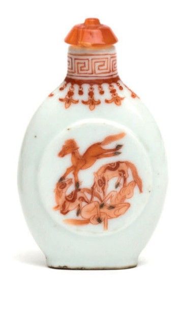 CHINE - XXe siècle Flacon tabatière en porcelaine décorée en rouge de fer des huit...