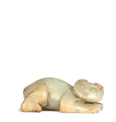 CHINE - XIXe siècle Petite statuette de chiot couché en néphrite céladon clair la...
