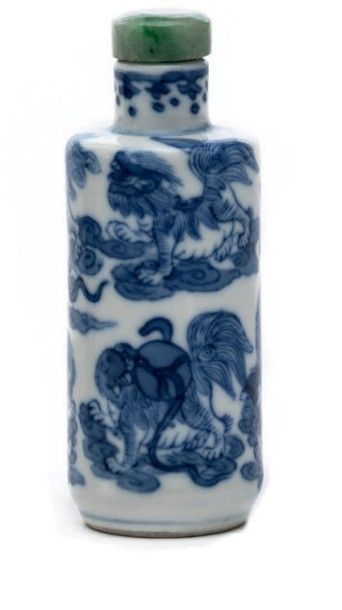 CHINE - Fin XIXe siècle Flacon tabatière de forme cylindrique en porcelaine décoré...