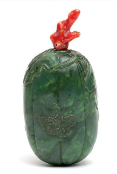 CHINE - Début XXe siècle Flacon tabatière en néphrite verte en forme de cucurbitacée...