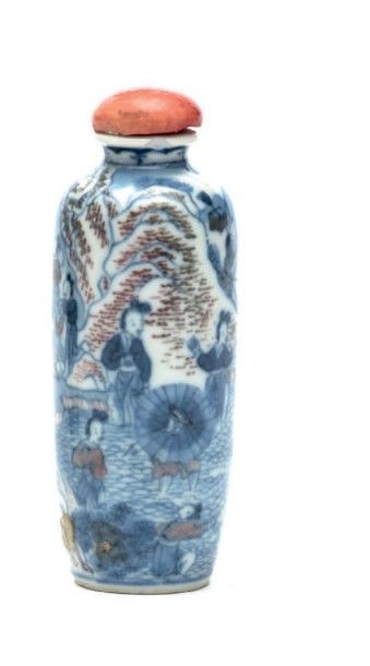 CHINE - XIXe siècle Flacon tabatière de forme cylindrique en porcelaine décorée en...