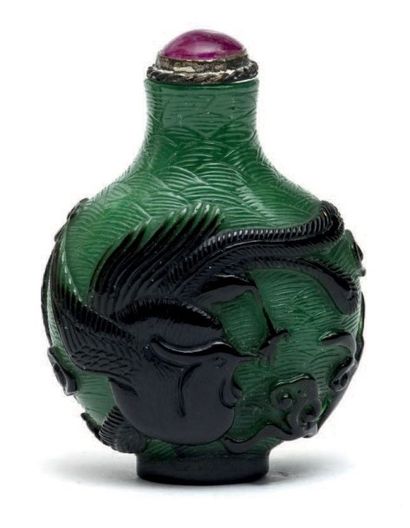CHINE - XXe siècle Flacon tabatière de forme arrondie en verre overlay noir sur fond...