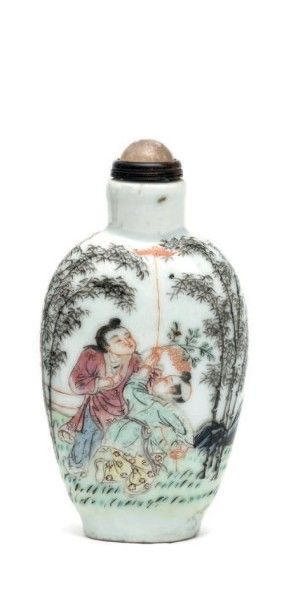 CHINE - Début XXe siècle Flacon tabatière de forme balustre en porcelaine émaillée...
