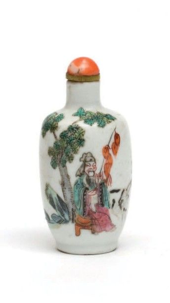 CHINE Epoque DAOGUANG (1821 - 1850) Flacon tabatière de forme balustre en porcelaine...