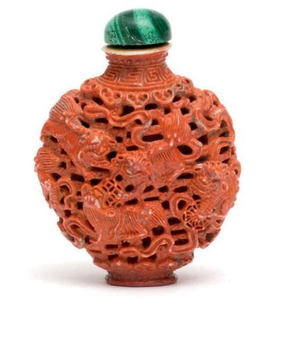 CHINE Début Epoque JIAQING (1796 - 1820) Flacon tabatière en porcelaine moulée et...