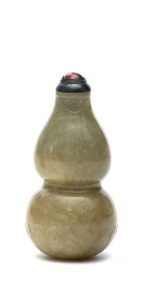 CHINE - XIXe siècle Flacon tabatière en forme de double gourde en néphrite céladon,...