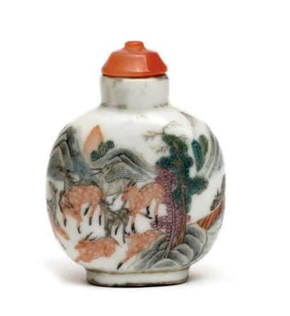 CHINE - XIXe siècle Flacon tabatière rectangulaire en porcelaine émaillée polychrome...