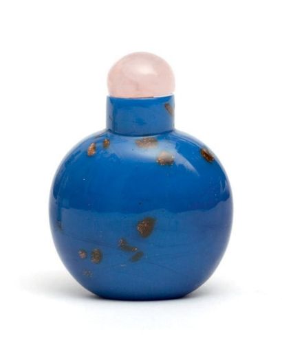 CHINE - Fin XIXe siècle Flacon tabatière en verre bleu saphir de forme arrondie,...