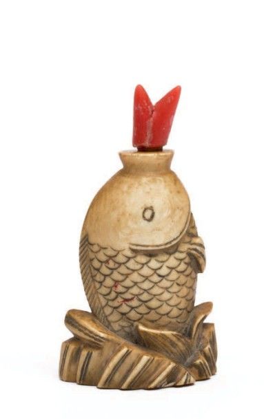 CHINE - XXe siècle Flacon tabatière en ivoire sculpté en forme de poisson. H. 4,9...