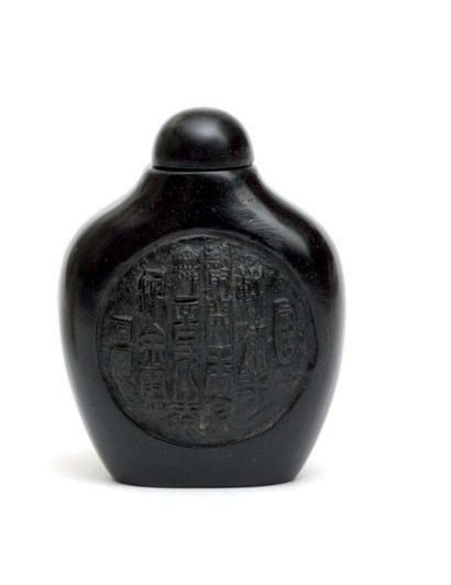 CHINE - XXe siècle Flacon tabatière en pierre à encre à décor dans un médaillon en...