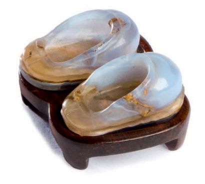 CHINE - XXe siècle Paire de chaussons miniature en agate grise rubanée. L. 2,3 cm....