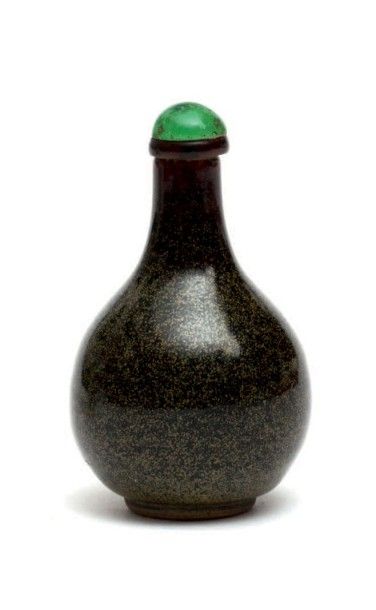 CHINE - XIXe siècle Flacon tabatière de forme bouteille en porcelaine émaillée poudre...