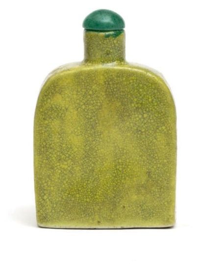 CHINE - XXe siècle Flacon tabatière en porcelaine émaillée vert jaune craquelé H....