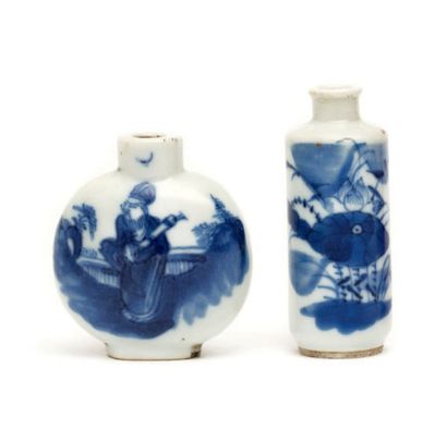 CHINE - Fin XIXe siècle Deux Flacons tabatières en porcelaine, l'un de forme rouleau,...