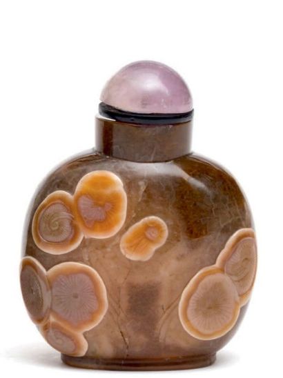 CHINE - XXe siècle Flacon tabatière en agate marron, à décor incisé dans la veine...