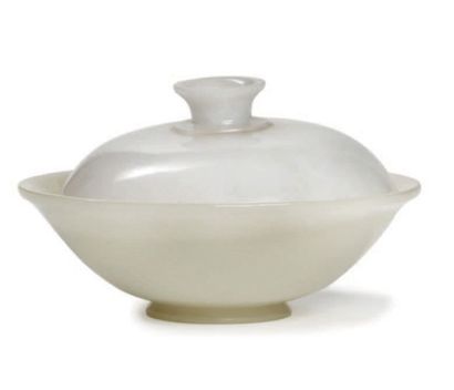 CHINE-XIXe siècle 浅色青瓷软玉盖碗，口沿微微下摆，盖子为同色系翡翠。直径9.2厘米。