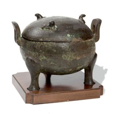CHINE-Royaumes Combattants (480 -221 av. JC.) Tripod covered vase of "ding" form...