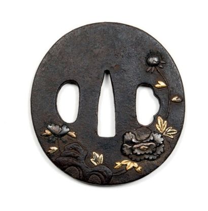 JAPON-Fin Epoque EDO (1603-1868) Nagamaru gata in iron with inlaid decoration in...