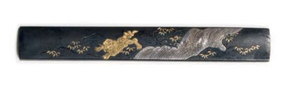 JAPON-Epoque EDO (1603-1868) Kozuka in shibuichi decorated in katakiri bori and nunome...