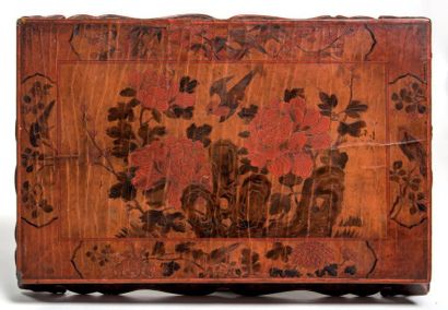 CHINE-XVIIIE SIÈCLE 一张长方形的红漆咖啡桌，上面有刻画和多色的牡丹花鸟的装饰（裂缝和缺口）12.5 x 33.6 x 52厘米。