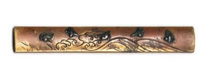 JAPON-Epoque EDO (1603-1868) Kozuka in sentoku decorated in taka zogan of shibuichi...