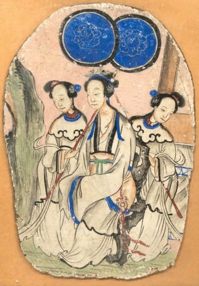 CHINE-XIXe siècle 灰泥上的绘画碎片，描绘了一个年轻女子在她的两个女仆陪同下坐着。(穿着）。尺寸为40 x 28厘米。在玻璃下装裱。