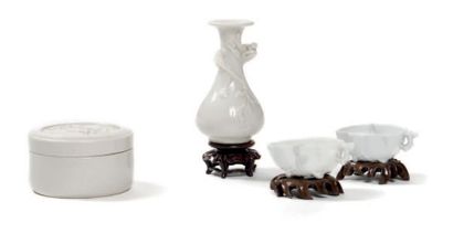 CHINE-XIXe siècle 一套白色珐琅彩瓷器，包括一个有浮雕龙纹的喇叭口花瓶（带木质底座，高10.8厘米，颈部有缺口），一个有竹子装饰的圆盒（直径9厘...