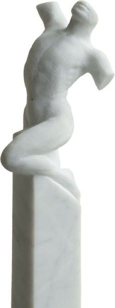 Georg VIKTOR (1953) Stèle Marbre de carrare sculpté, signé et monté sur axe pivotant...