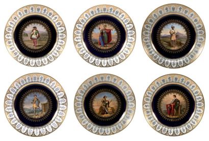 SÈVRES 一套六个多色和金色的瓷盘，中央装饰着中世纪的大型士兵，每个都有标识。Marli上装饰着哥特式的拱门，其中的旗帜和盾牌上刻有与骑士精神有关的美德。复辟时期使用的塞夫勒标记，日期如下：欧德，巴黎伯爵：1823年。查尔斯-德-瓦卢斯：1823年。夏班纳-德-拉-帕里斯：1823年。儒安维尔：1823年。恩格朗-德-库西：1826年。拉海尔：1829年...