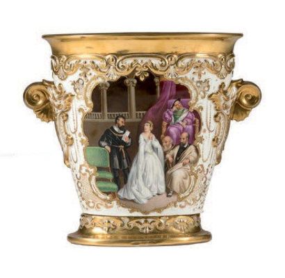 PARIS Vase en cornet aplati en porcelaine polychrome et or. Riche décor de rinceaux...