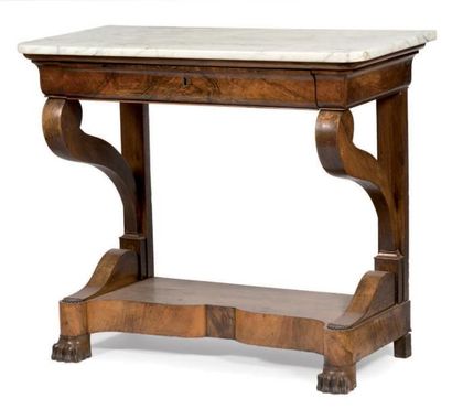 null Console en noyer Et placage de noyer ouvrant par un tiroir en ceinture. Repose...