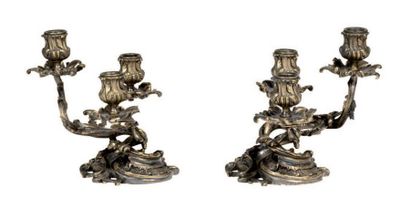 null 一对三灯桌端 镀银金属，带棕榈和罗盖尔装饰，路易十五风格，约1900年 高。19 cm = L. 25 cm (*)