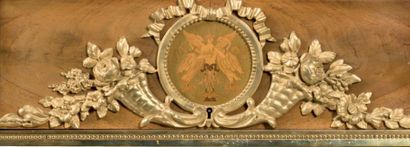 Attribué à Gervais Antoine DURAND 一件红木、缎木和桃花心木贴面的纸夹。 它有三片叶子，中央的叶子上有一个抽屉，上面装饰着一个镶嵌和染色的带翅膀的女神的奖章。支架在两边被切割，末端是凸形的脚。檐口的顶部是白色纹路的大理石。美丽的铜器装饰，如：刺桐叶的楣，丰饶的角，长棍，希腊和刺桐叶的角，月桂花环，叶蹄。19世纪晚期。高140厘米=宽120厘米=深38厘米。19世纪下半叶的橱柜制造商在他们的青铜器上标注了他们的名字缩写。一个有叶子的马蹄铁上标有G...