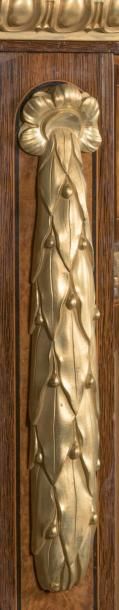 SORMANI Paul (1817-1877) 重要的镇纸，采用苋菜色缎木和毛刺饰面。 它的中央是一片模拟浮雕的叶子，显示了一个镶嵌着月桂花环的放射状图案，一个烟壶放在散落着卷轴和书籍的平台上。它的两侧是两个带有镀金铜栅栏的侧板。侧面有模拟的镶嵌花环的浮雕画。侧面装饰有镶嵌花环的浮雕画。檐口有凹槽。丰富的青铜凿刻和镀金装饰，如：橄榄和心形葡萄的楣，以玫瑰花为中心的交错楣，柱子的楣，框架条，玫瑰花，月桂叶落，打结的丝带，带叶的剑杆。在锁上签有...