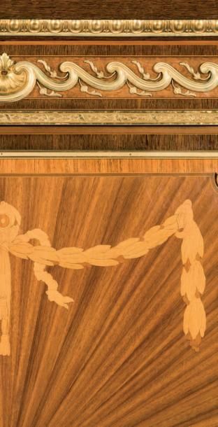 SORMANI Paul (1817-1877) 重要的镇纸，采用苋菜色缎木和毛刺饰面。 它的中央是一片模拟浮雕的叶子，显示了一个镶嵌着月桂花环的放射状图案，一个烟壶放在散落着卷轴和书籍的平台上。它的两侧是两个带有镀金铜栅栏的侧板。侧面有模拟的镶嵌花环的浮雕画。侧面装饰有镶嵌花环的浮雕画。檐口有凹槽。丰富的青铜凿刻和镀金装饰，如：橄榄和心形葡萄的楣，以玫瑰花为中心的交错楣，柱子的楣，框架条，玫瑰花，月桂叶落，打结的丝带，带叶的剑杆。在锁上签有...