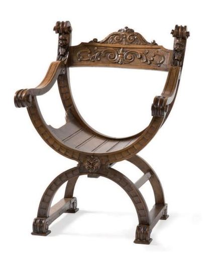 null 胡桃木雕花扶手椅，装饰有树叶和马斯卡龙。X形腿由滑轨连接 中世纪风格，19世纪末 高83厘米 = 宽60厘米 = 深52厘米