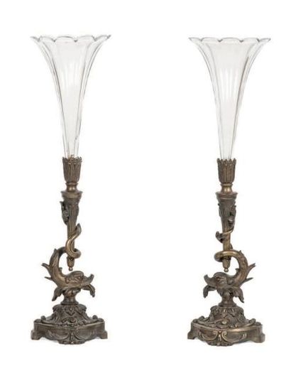 null Paire de vases soliflores en bronze Et verre moulé à décor de dauphins Fin XIXe,...