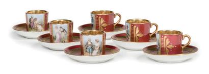 VIENNE Suite de huit tasses et sous-tasses à moka en porcelaine rouge et or à décor...