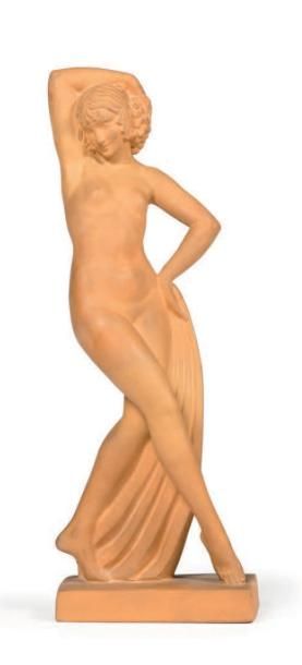 GUERBE Raymonde XXe siècle Sujet en terre cuite représentant une danseuse nue, signée....
