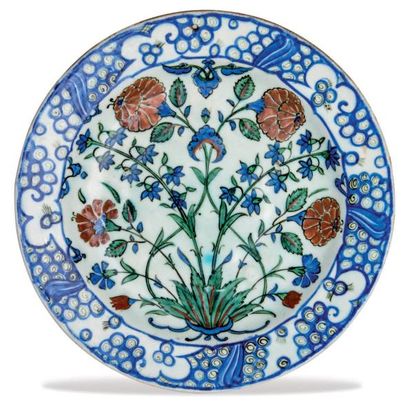 IZNIK (ANATOLIE -TURQUIE) Dish with hyacinths stems Dish (tabak) in siliceous paste...
