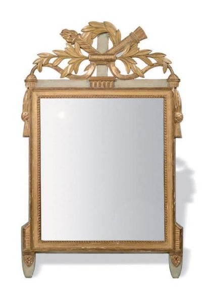 null Mirror in gilded wood and partially lacquered green fillet of pearls. Pediment...