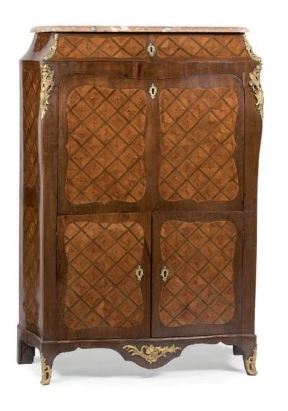 null Curved secretary In wood veneer with pattern of squares in frames of amaranth....