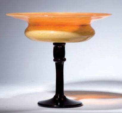 null 珠宝杯
碗是橙色的玻璃粉，脚是紫色的。签名为Schneider。
= 高17厘米 = 直径19.5厘米