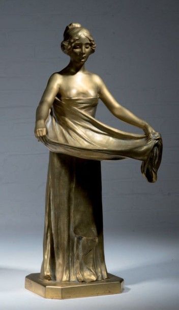 MauRicE BOuVal (1863-1916) 
Draped woman
Proof in bronze with golden patina. Casting...