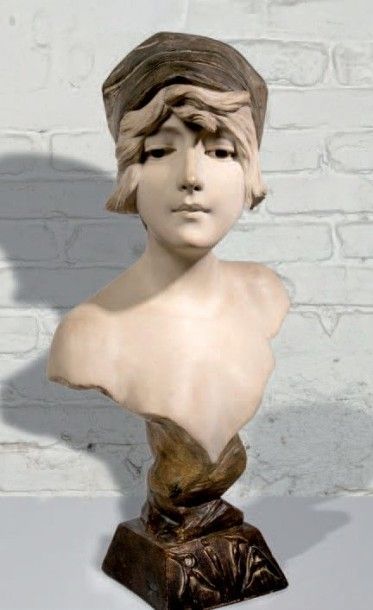A.NANTEUIL Buste - Vers 1900
Buste de jeune femme en terre cuite patinée sur socle
Signé...