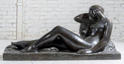 Geneviève GRANGER (1877-1967) 
躺着的裸体 - 约1930年
带有绿色/棕色铜锈的青铜证明，表现了一个倚靠在植物装饰上的躺着的裸体女人。由Etling在巴黎铸造，在露台上签名并由创始人盖章。
=...