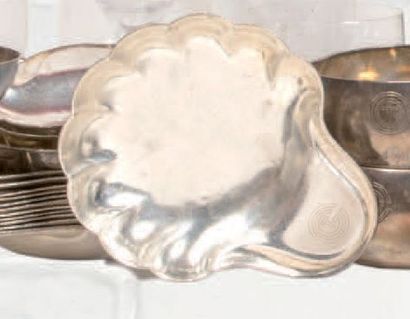 Paquebot NORMANDIE (1935) 16 Coupes à glace en métal argenté en forme de coquille...