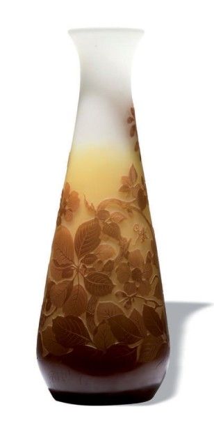 Émile GALLÉ (1846-1904) 
一个圆锥形的多层玻璃花瓶，黄白相间的背景上有酸性蚀刻的橙色花朵装饰。
侧面中央有签名。
=高40厘米