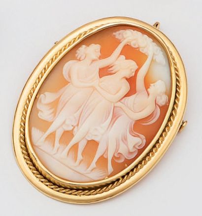 null Brooch pendant in 18K (750°/00) yellow gold with a shell cameo depicting the...