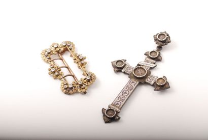 null Cross pendant in silver (? 800°/00) enamelled with pearl scrolls.
= Height:...